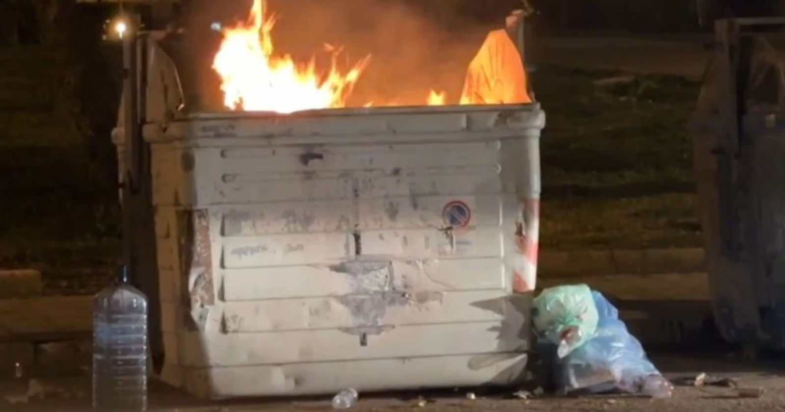 Capodanno di fuoco a Foggia: amputata una mano ad un ragazzo di 17 anni, Vigili del Fuoco in corsa per spegnere diversi cassonetti incendiati