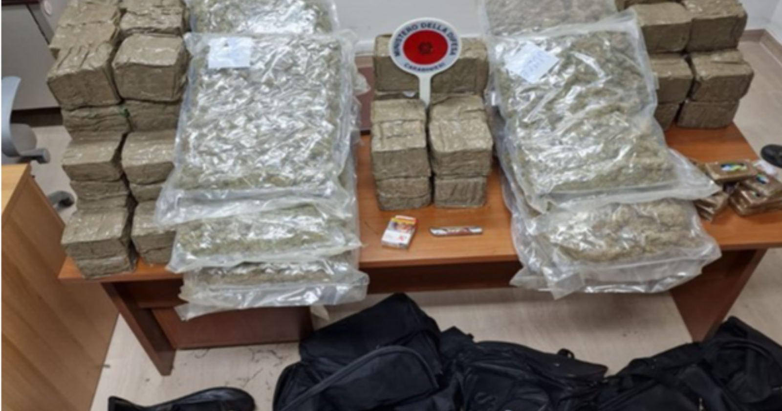 I Carabinieri "bussano" alle porte di Apricena e trovano 80 chili di droga