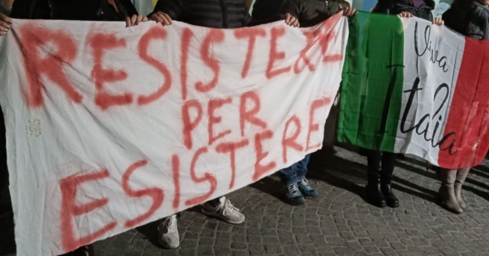 A Cerignola la pioggia non ferma la protesta dei contrari al green pass