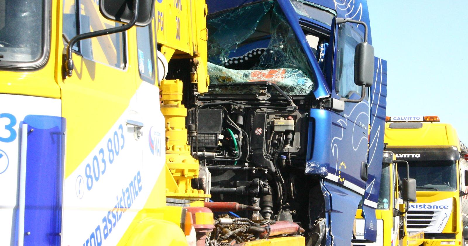 un autotreno carico di legna è uscito fuori strada