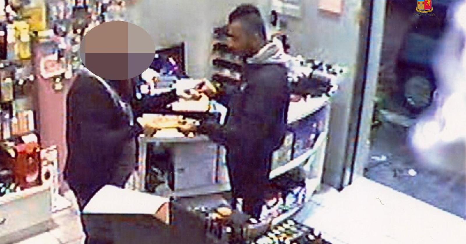 «Se non ci dai i soldi, facciamo girare le tue foto osé»