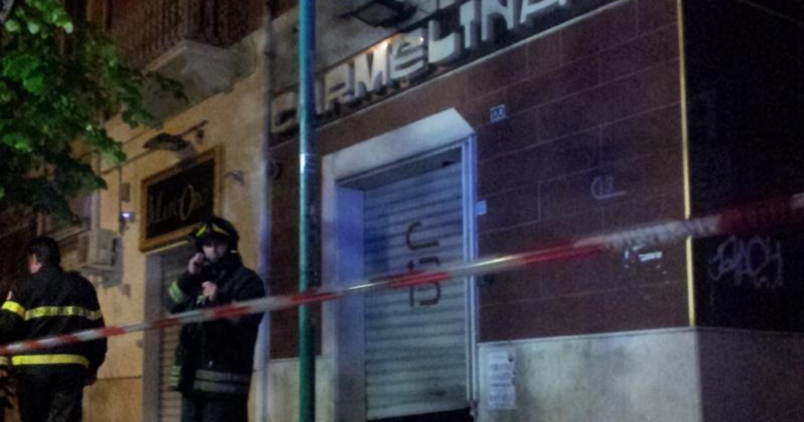 La saracinesca danneggiata dalla bomba a "Carmelina 13" il 16 aprile del 2012