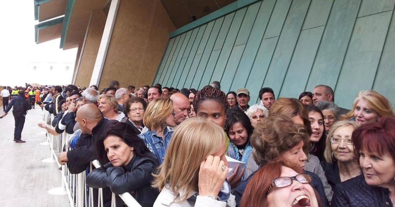 Il maltempo non ferma la fede: pellegrini già in fila