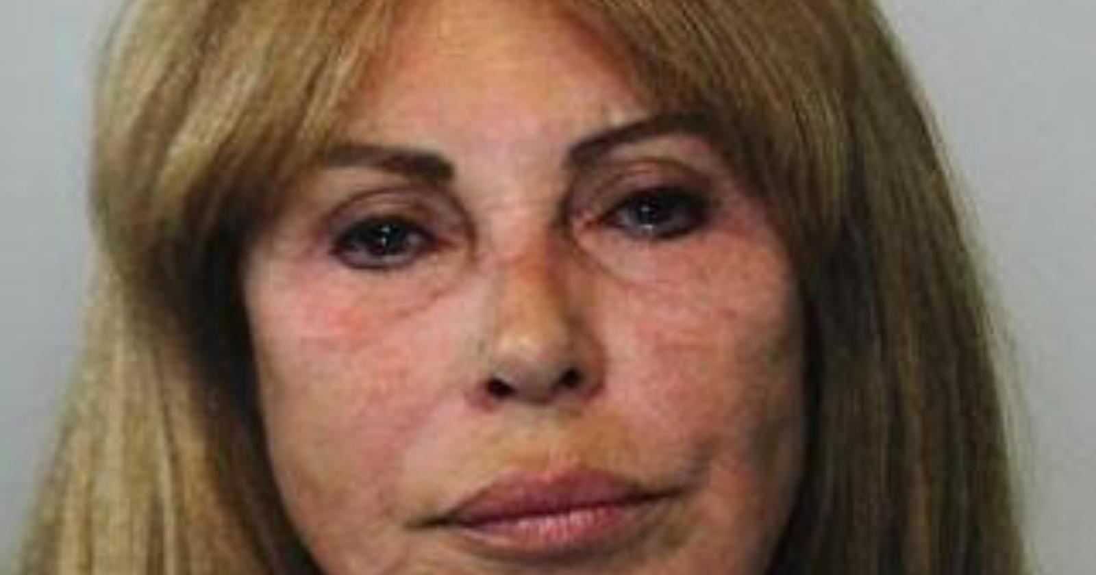 "Anita bellissima, raffinatissima curve seducenti..." ecco come vi scopro un bordello