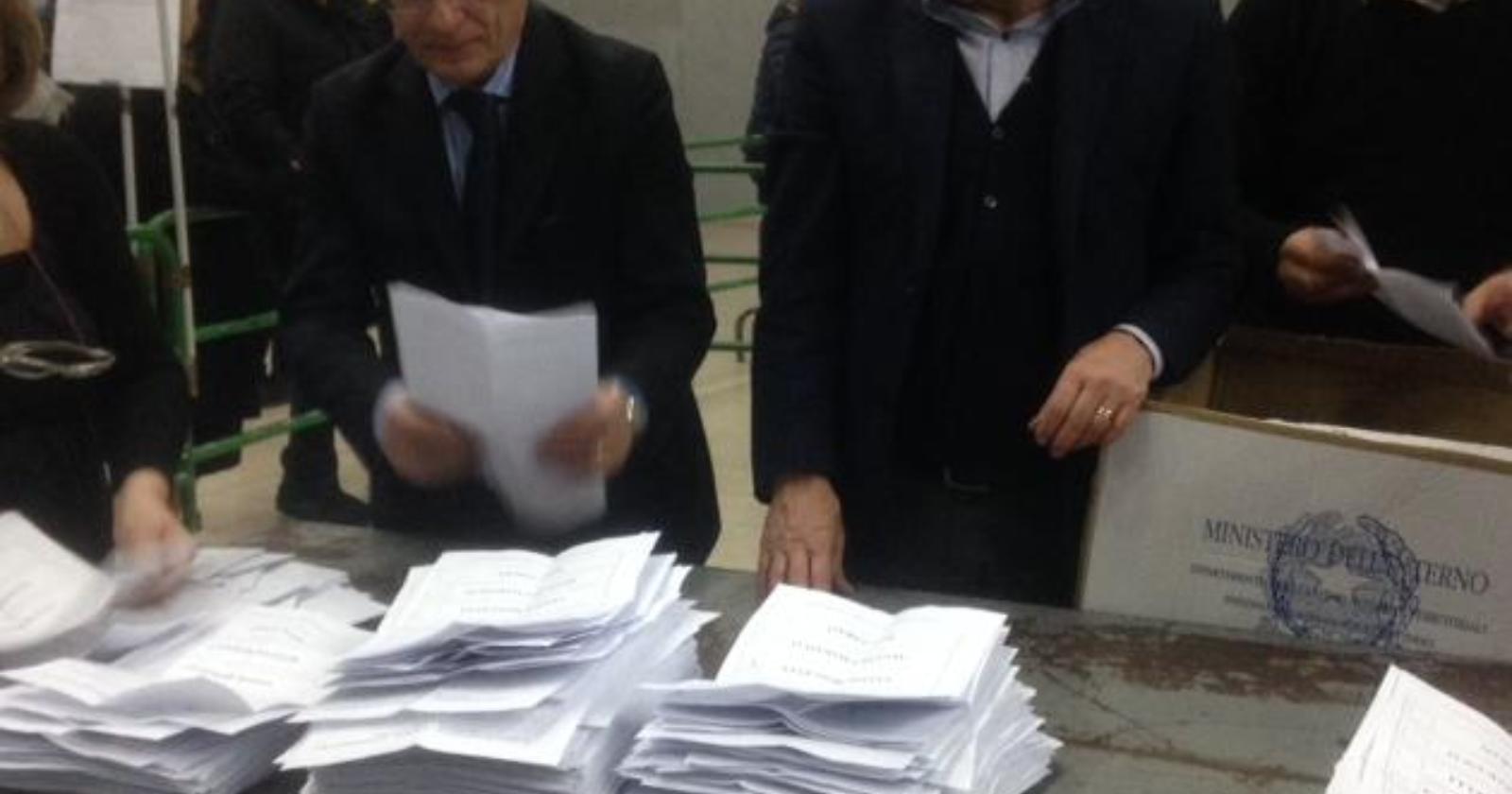 Primarie, partito lo spoglio: testa a testa tra Marasco e Mongelli. Ma siamo ancora all'inizio