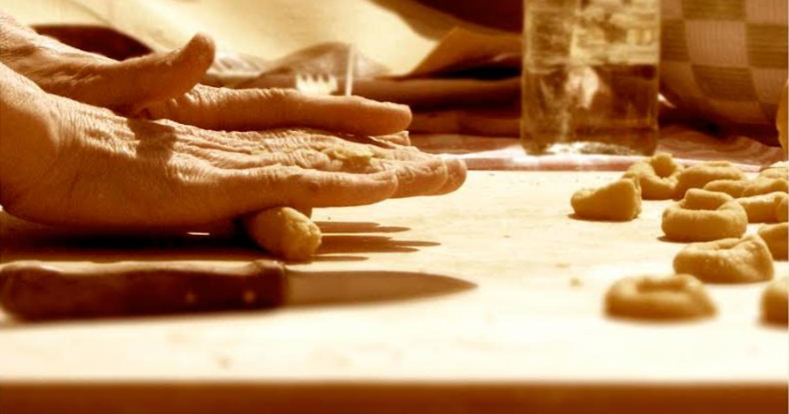 All'atelier si stringono fiere "Le mani delle donne"