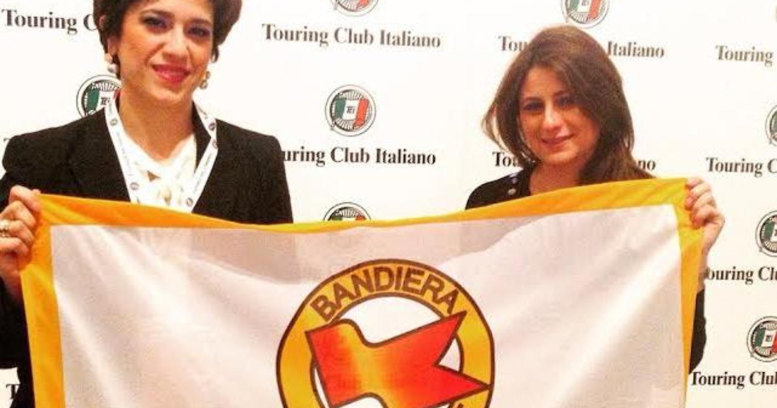 La bandiera arancione del Touring Club Italiano sventola su Troia 
