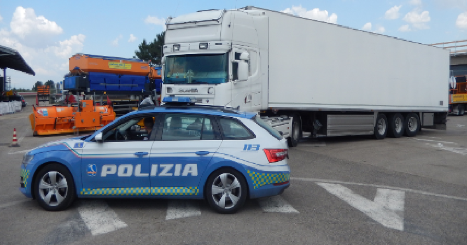 Ruba 789 colli di carne, da 150mila euro, per rivenderli: arrestato dalla Polizia al casello autostradale di Foggia