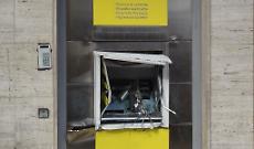 Fanno saltare il bancomat delle Poste a Ordona e poi fuggono a mani vuote