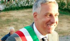 Va a cena in bermuda, il ristorante allontana il sindaco di Viareggio