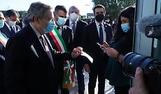 Draghi, il virile del green pass: a Bari meglio dell'Istituto Luce