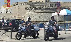 La Polizia di Gallipoli acciuffa 6 giovani foggiani denunciati per rissa, ricettazione e furto: trovata anche droga dove alloggiavano
