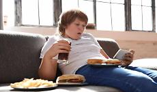 Pi&ugrave; grassi, meno sazi di salute: l'allarme per bambini e giovani malnutriti a profitto