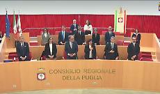 La Puglia riparte dall'abbraccio tra Decaro e Lobuono e i voti dal centrodestra per il presidente Pd del Consiglio