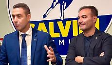 In Puglia in fila per arruolarsi con il generle Vannacci, il "caporale" Sasso passa in rassegna le truppe