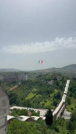 Le suggestive acrobazie delle Frecce tricolori su Potenza. IL VIDEO