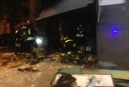 Una bomba distrugge negozio cinese nel centro di Foggia
