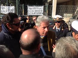 La disperazione dei lavoratori del Don Uva: ora minacciano di buttarsi dal tetto
