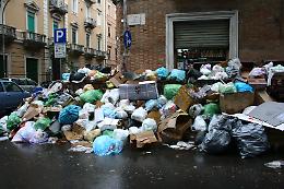 La città invasa dai rifiuti, l'accordo con Amiu di Bari finisce in Procura