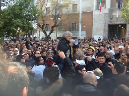 Ciclone Grillo a Foggia: «Ho preso due sacchetti dell'immondizia per portarli a Genova»
