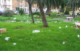 Foggia, e Piazza Aldo Moro è ormai una discarica a cielo aperto