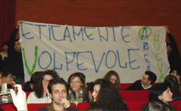 I due piedi in una scarpa di Volpe, per utilizzare l'Università a fini elettorali
