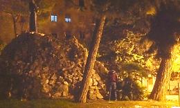 Nella città di S. Guglielmo e Pellegrino, c'è chi piscia sotto la statua di S. Francesco
