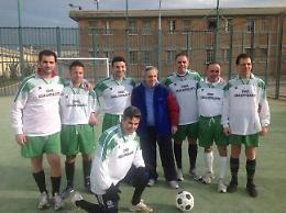 Dietro le sbarre di Foggia, consiglieri comunali e detenuti uniti da un pallone