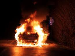 Prima la bomba davanti al locale, poi gli incendiano l'auto: nel mirino il titolare della pizzeria "Da Massimo" 