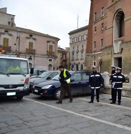 Crolla solaio nel centro storico: un ferito