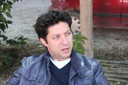 Fuoco incrociato di M5S e Pdl su Angelo Cera: «Onorevole, dimettiti!»