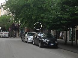 Le foto delle auto parcheggiate nelle strisce bianche, comunque multate