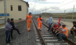 Dopo le mancate promesse, gli operai bloccano i binari Foggia-Caserta-Roma