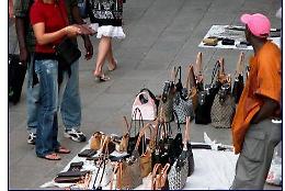 Lotta alla contraffazione, sequestrate 70 borse a Foggia dai Vigili