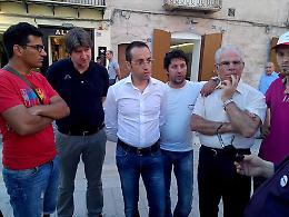Battaglia dei Grillini contro l'eolico in mare a Manfredonia, c'è anche l'on. Cariello
