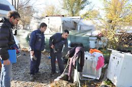 Occupano abusivamente edificio e rubano corrente elettrica: denunciati tre rumeni