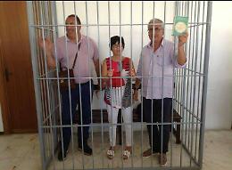 Avvocati in "gabbia" contro la chiusura del Tribunale di Rodi Garganico