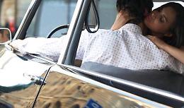 Un bacino tira l'altro e finiscono... con l'auto in mare