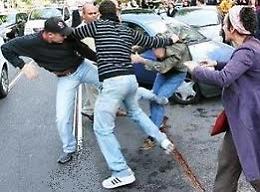 Litiga con la famiglia dell'ex moglie e poi aggredisce i poliziotti intervenuti per sedare gli animi: arrestato
