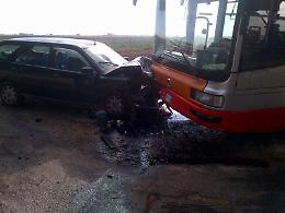 Le foto dell'incidente tra l'autobus Ataf diretto ad Arpinova e la Lancia Dedra