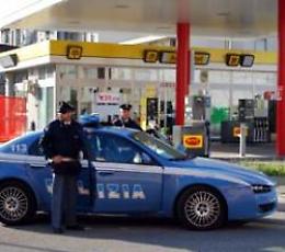 Ss 16: utilizzano auto come ariete e rapinano distributore di carburante