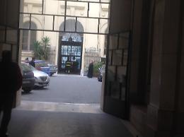 Dopo le estorsioni subite, Zito incontra Landella e Latella che gli chiedono di non andare via da Foggia