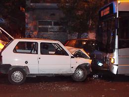 Incidente frontale fra una Fiat Panda e un mezzo dell'ATAF all'incrocio fra viale Colombo e via Guerrieri