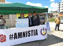 Il sit-in di protesta dell'associazione radicale Mariateresa di Lascia 