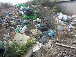 Non solo malavita, ma anche cittadini sporcaccioni a inquinare Ordona lungo il torrente Carapelle 