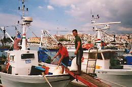 Cassa integrazione bloccata, protestano i pescatori di Manfredonia