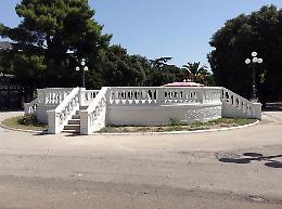 Ciccio D'Emilio raccoglie il monito di Salvatore Valerio e rimette a nuovo il palco della Villa