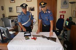 A 20 anni con fucile a canne mozze in casa: arrestato
