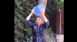 Ed ecco che arriva anche il gavettone di Fabio Porreca, che "nomina" anche Pelusi