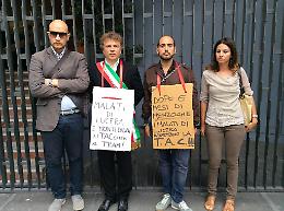 Il sindaco di Lucera, Tutolo, si incatena contro la Asl di Foggia: «Ridateci la TAC»